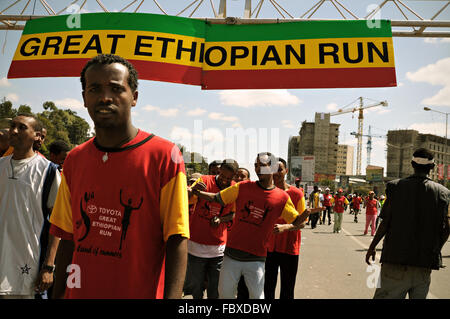 Les jeunes hommes sur la ligne d'arrivée des 10 kilomètres de la 8e édition de la grande course éthiopienne à Addis-Abeba, Ethiopie Banque D'Images