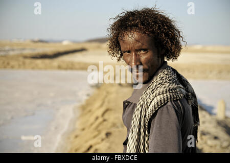 Loin de l'Afrique de l'homme dans un marais salants sur la rive du lac Afrera, région Afar, Ethiopie Banque D'Images