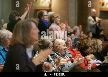 18 janvier 2016 - Napa, CA, États-Unis - Les participants à un service interconfessionnel à St Jean Baptiste de l'Église catholique d'honorer le Dr Martin Luther King, Jr., félicite l'un des interprètes de musique le lundi matin. (Crédit Image : © Napa Valley vous inscrire via Zuma sur le fil) Banque D'Images