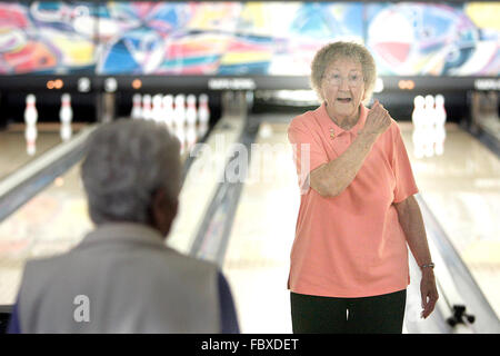 Napa, CA, USA. 14 Jan, 2016. Dale Dell, qui aura 93 ans en mars, réagit après une grève de bowling dans l'harmonie d'hiver ligue adultes à Napa Bol jeudi matin. Elle a joué depuis 1962 et en ce moment a une moyenne de 138. © Napa Valley Inscription/ZUMA/Alamy Fil Live News Banque D'Images