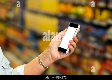 La main de femme Senior holding smartphone Banque D'Images