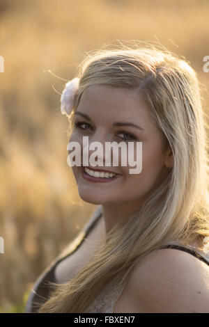 Portrait junge Frau im Abendlicht Banque D'Images