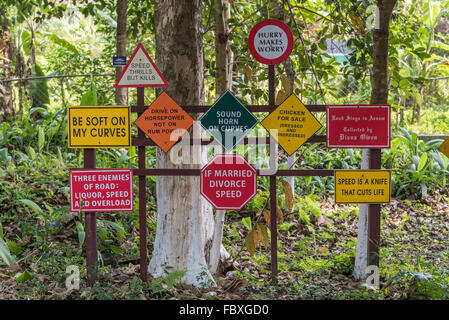 Si 'Vitesse' divorce mariés une sélection de quirky signalisation routière à l'entrée de Wild mahseer, Balipara de thé, de l'Assam. Banque D'Images