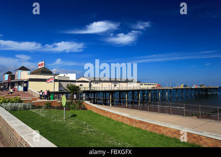 L'été, Teignmouth Pier, plage et la promenade, French Riviera, comté de Devon, England, UK Banque D'Images