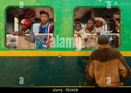 Le train à la gare de Sahambavy, chemins de fer entre Sahambavy et Fianarantsoa, Madagascar Banque D'Images