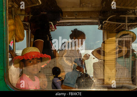 Le train à la gare de Sahambavy, chemins de fer entre Sahambavy et Fianarantsoa, Madagascar Banque D'Images