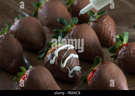 Délicieux des fraises au chocolat fait à la maison avec un tourbillon de chocolat au lait pour la garniture Banque D'Images