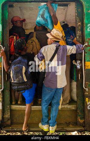 Le train à la gare de Sahambavy, chemins de fer entre Sahambavy et Fianarantsoa, Madagascar Banque D'Images