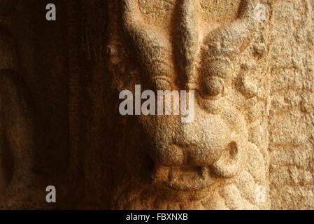 Varaha Cave Temple (aussi Adivaraha Cave Temple) est un rock-cut cave temple situé à Mamallapuram également connu sous le nom de Mahabalipuram Banque D'Images