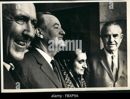 1968 - Encadré par M. Chester Bowles, Ambassadeur des États-Unis à l'Inde., et M. Averell Harriman, le vice-président américain en visite, M. Hubert Humphrey, pose avec Mme Indira Gandhi, Premier ministre de l'Inde, à côté du bureau du premier ministre au Parlement Chambre le jeudi (fév. 17) Homme d'État. © Keystone Photos USA/ZUMAPRESS.com/Alamy Live News Banque D'Images