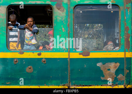 Le train à la gare de Sahambavy, chemins de fer entre Sahambavy et Fianarantsoa, Madagascar Banque D'Images