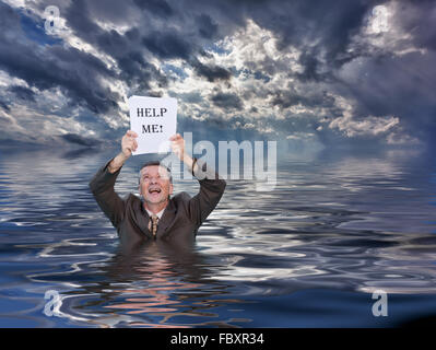Senior man holding m'aider la paperasse dans l'eau Banque D'Images