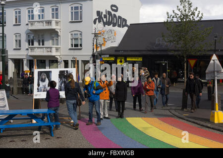 La fierté de Reykjavik - Skólavörðustígur street a été peint dans des couleurs arc-en-ciel dans le cadre du festival Gay Pride annuelle Banque D'Images