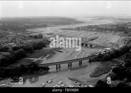 AJAXNETPHOTO. 1979. BURSLEDON, ANGLETERRE. - YACHTING MECQUE - VUE AÉRIENNE DE LA CÉLÈBRE RIVIÈRE HAMBLE SERPENTANT AU SUD-OUEST VERS L'EAU DE SOUTHAMPTON ET LE SOLENT. AU PREMIER PLAN, LE CHEMIN DE FER BURSLEDON TRAVERSE LA RIVIÈRE VIADUC AVEC PONT ROUTIER A27 CENTRE À DROITE. PHOTO:JONATHAN EASTLAND/AJAX REF:12064 Banque D'Images