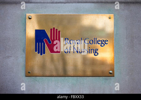 Londres, Royaume-Uni - 19 janvier 2016 : la plaque à l'entrée du Royal College of Nursing sur Cavendish Square à Londres. Banque D'Images