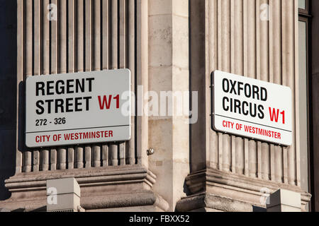 Londres, Royaume-Uni - 19 janvier 2016 : les plaques de rue de Regent Street et Oxford Circus, au centre de Londres, le 19 janvier 2016. Banque D'Images