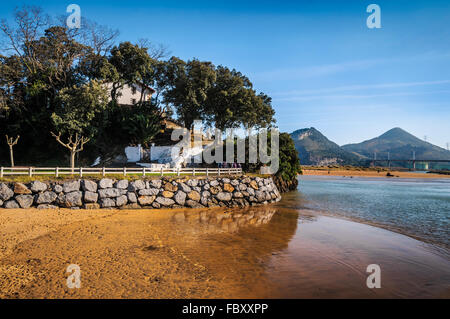 Hermitage entre les arbres avec la Vierge sur un pilier dans le village de La Arena, Bilbao, Pays Basque, Espagne. Banque D'Images