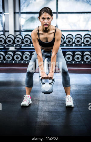 Fit woman kettlebell de levage Banque D'Images