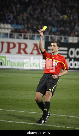 Milorad Mazic l'arbitre montre le carton jaune au cours de l'UEFA Europa League match entre le Dynamo et Besiktas Banque D'Images