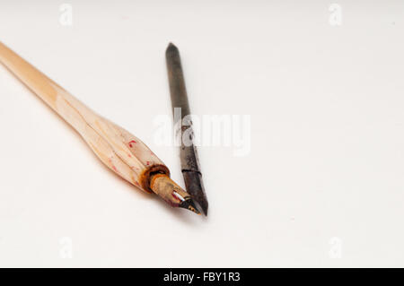 Deux Stylos de calligraphie sur fond blanc Banque D'Images