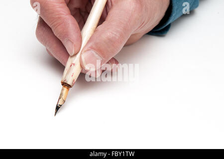 Homme tenant un pinceau de calligraphie avec l'espace pour ajouter un texte Banque D'Images
