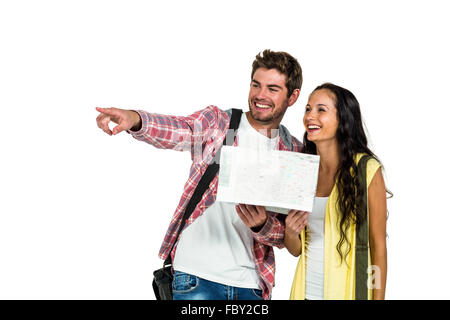 Smiling couple holding map en pointant quelque part Banque D'Images