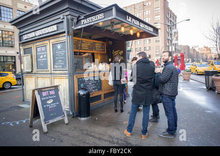 Un kiosque de la chaîne belge de boulangerie, Le Pain Quotidien vu dans le Meatpacking District le Dimanche, Janvier 10, 2016. Fondé à Bruxelles en 1990, Le Pain Quotidien est connue pour son pain artisanal, du café, des salades et des pâtisseries à l'aide de nombreux ingrédients biologiques. (© Frances M. Roberts) Banque D'Images