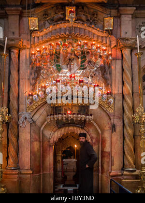 Prêtre orthodoxe à l'entrée de la tombe, Monument dans l'église du Saint Sépulcre Banque D'Images