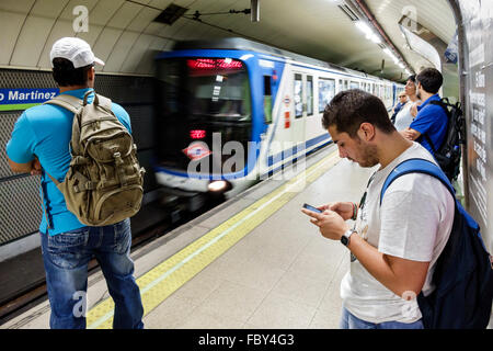 Madrid Espagne,Europe européenne,Espagnol,Chamberi,Alonzo Martinez Station de métro,métro,train,navetteurs,adulte,adultes,homme hommes,attente,plate-forme,arrivée Banque D'Images