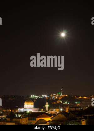 La pleine lune brille dans le ciel au-dessus de la Coupole du Rocher dans le vieux Jérusalem nuit Banque D'Images