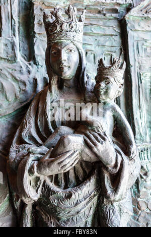 Madrid Espagne,Europe européenne,Espagnol,Centro,Catedral Santa Maria la Real de la Almudena,Cathédrale consacrée,Catholique,religion,extérieur,détail,bronze Banque D'Images