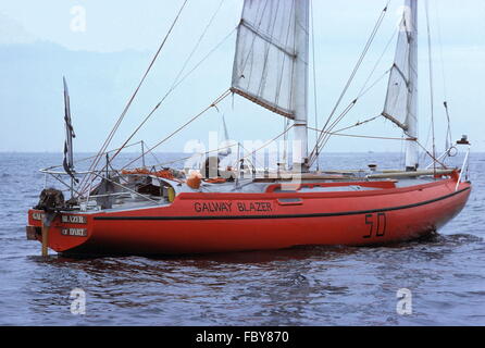 Nouvelles photos AJAX.1976. PLYMOUTH, Angleterre.-'OSTAR - BLAZER GALWAY (GO), PETER CROWTHER, skipper, AU DÉPART DE LA COURSE TRANSATLANTIQUE EN SOLITAIRE À Newport, Rhode Island. PHOTO:JONATHAN EASTLAND/AJAX. REF : 21207/2/49.GALWAY BLAZER. Banque D'Images