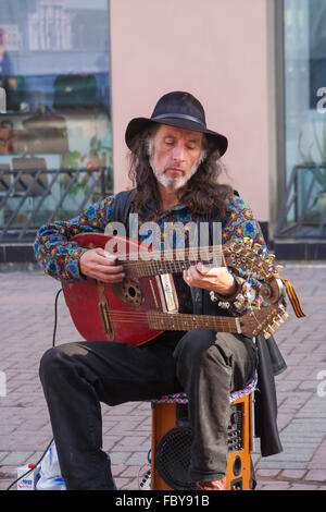 Musicien ambulant sur ulitsa Arbat, Moscou, Russie Banque D'Images