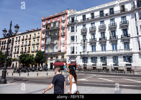 Madrid Espagne,Europe européenne,espagnol,Centro,Plaza de Oriente,rue,bâtiments,appartement,bâtiment,balcons,adolescents adolescents adolescents garçons garçons garçons Banque D'Images