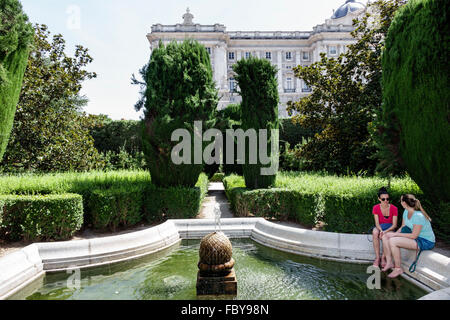 Madrid Espagne,Europe européenne,Espagnol,Centro,Jardines de Sabatini,Jardins,fontaine,vue sur le Palais Royal,adultes,femme femme,amis,Spain15 Banque D'Images