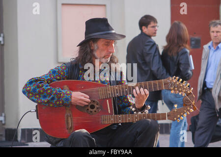 Musicien ambulant sur ulitsa Arbat, Moscou, Russie Banque D'Images