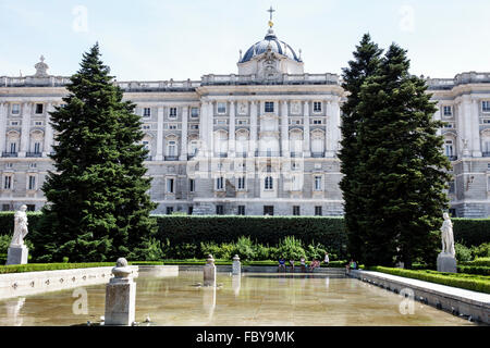 Madrid Espagne,Europe européenne,Espagnol,Centro,Jardines de Sabatini,Jardins,Palacio Real de Madrid,Palais Royal,piscine de réflexion,extérieur,Spain150 Banque D'Images