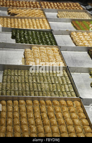 Divers baklava turc sur des plateaux dans une boutique Banque D'Images