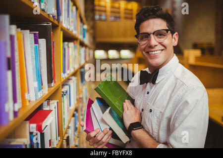 Portrait de nerd holding books Banque D'Images