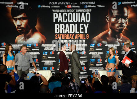 Los Angeles CA. 19 Jan, 2016. (L-R) fait face à Manny Pacquiao avec Timothy Bradley lors d'une conférence de presse mardi au Beverly Hills Hotel. Ce sera la 3e fois pour Pacquiao et Bradley de se battre entre eux et ce sera la dernière lutte pour Manny Pacquiao comme il va prendre sa retraite cette année. Les deux se battront, le 9 avril, au MGM Grand Hotel à Las Vegas. Photo par Gene Blevins/LA DailyNews/ZumaPress Crédit : Gene Blevins/ZUMA/Alamy Fil Live News Banque D'Images