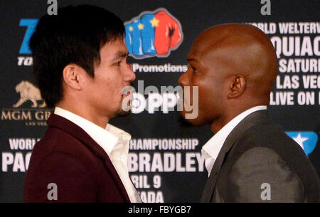 Los Angeles CA. 19 Jan, 2016. (L-R) fait face à Manny Pacquiao avec Timothy Bradley lors d'une conférence de presse mardi au Beverly Hills Hotel. Ce sera la 3e fois pour Pacquiao et Bradley de se battre entre eux et ce sera la dernière lutte pour Manny Pacquiao comme il va prendre sa retraite cette année. Les deux se battront, le 9 avril, au MGM Grand Hotel à Las Vegas. Photo par Gene Blevins/LA DailyNews/ZumaPress Crédit : Gene Blevins/ZUMA/Alamy Fil Live News Banque D'Images