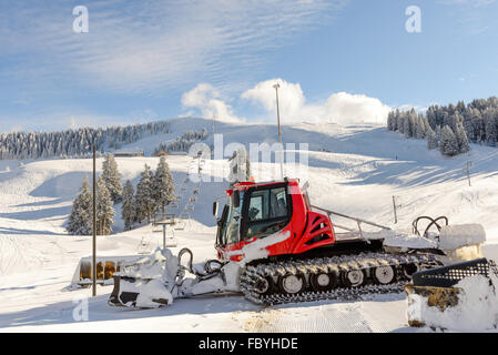 Une chenillette, machine pour l'enlèvement de la neige, des sentiers de ski de préparation Banque D'Images