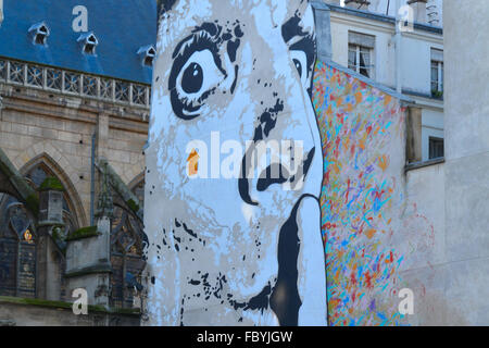 Fresque géante moderne juxtaposée à l'ancienne église à la Fontaine Stravinsky Banque D'Images