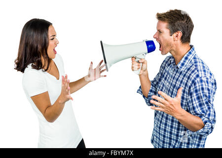Couple de crier avec man holding megaphone Banque D'Images