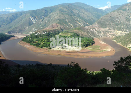 Kunming. 1er décembre 2015. Photo prise le 1 décembre 2015, montre une vue des deux côtés de la rivière Honghe dans le comté de Honghe, sud-ouest de la province chinoise du Yunnan. Selon le Département des forêts de la province de Yunnan, l'espace forestier de la province s'élevait à 19,924 millions d'hectares en 2015, avec le taux de couverture forestière à la hausse 55,7 pour cent de 52,9 pour cent en 2011. © Chen Haining/Xinhua/Alamy Live News Banque D'Images