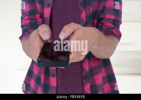 Image composite de l'abdomen de l'homme dans l'emploi temporaire à l'aide de smart phone Banque D'Images