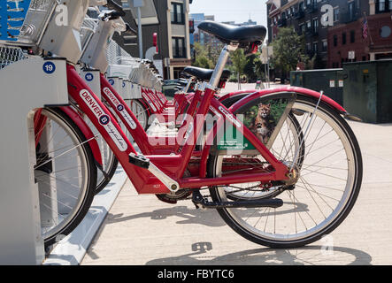 Rangée de vélos rouge vif à Denver Bcycle programme bikeshare Banque D'Images