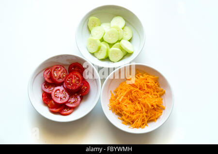 Des plats de carottes, concombres, tomates italiennes Banque D'Images