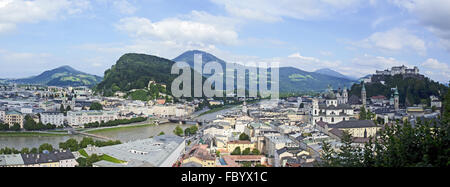 Rivière Salzach et la vieille ville de Salzbourg Banque D'Images