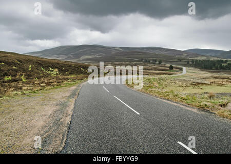 Highlands of Scotland road paysage de montagnes dans les nuages et la pluie la météo. Le Royaume-Uni, l'Europe. Banque D'Images